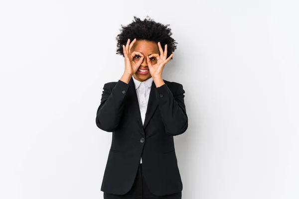 Mujer Negocios Afroamericana Mediana Edad Contra Fondo Blanco Aislado Mostrando — Foto de Stock