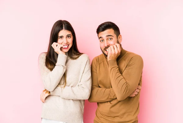 Joven Pareja Caucásica Aislada Mordiendo Las Uñas Nerviosa Muy Ansiosa — Foto de Stock