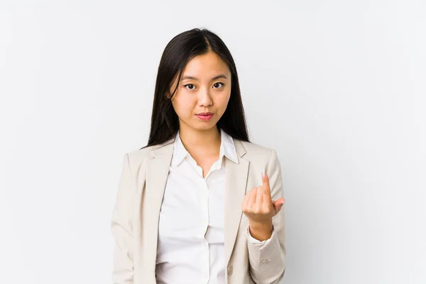 若いです中国のビジネス女性隔離されたポインティングとともに指であなたに近づいてくるように — ストック写真