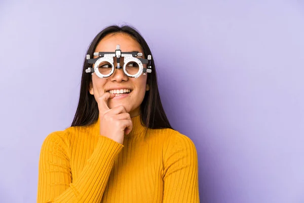 Youn Mulher Indiana Com Óculos Optometria Relaxado Pensando Algo Olhando — Fotografia de Stock