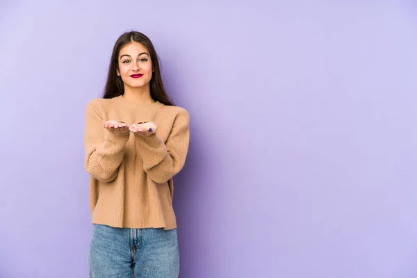 Jovem Caucasiana Isolado Fundo Roxo Segurando Algo Com Palmas Das — Fotografia de Stock