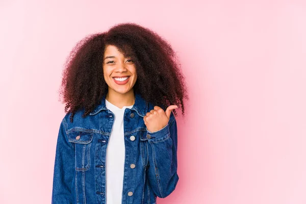 Młoda Afroamerykanka Uśmiecha Się Podnosi Kciuk Góry — Zdjęcie stockowe