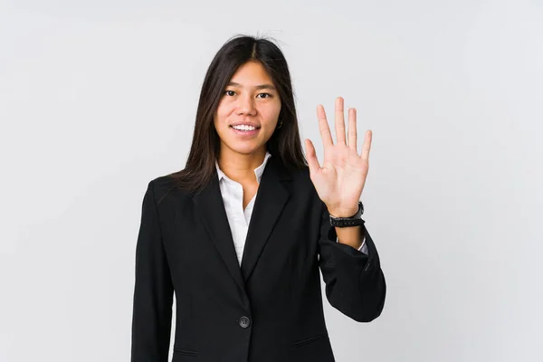 Jovem Asiático Mulher Negócios Sorrindo Alegre Mostrando Número Cinco Com — Fotografia de Stock
