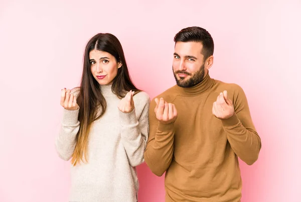 Jovem Casal Caucasiano Isolado Mostrando Que Ela Não Tem Dinheiro — Fotografia de Stock