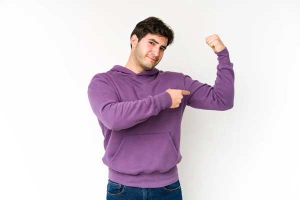 Junger Mann Auf Weißem Hintergrund Zeigt Geste Der Stärke Mit — Stockfoto