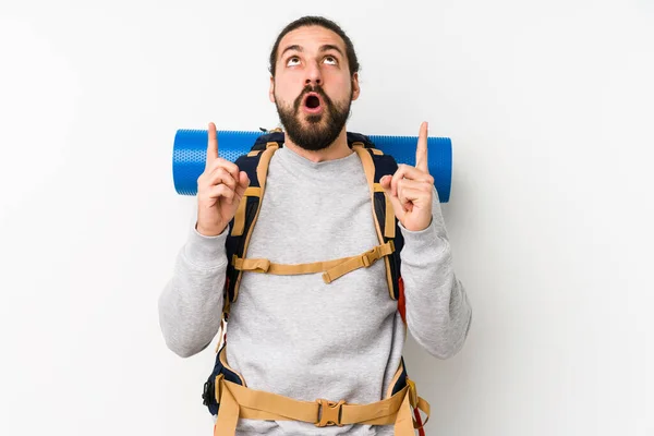 Ung Backpacker Man Isolerad Vit Bakgrund Pekar Upp Och Med — Stockfoto