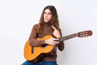 Kafkasyalı gitar çalan genç adam seni parmağıyla işaret ediyor. Sanki seni davet ediyormuş gibi..