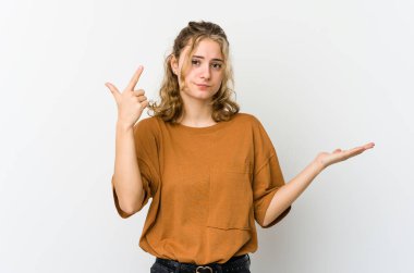 Beyaz arka planda beyaz saçlı genç bir kadın elinde bir ürün tutuyor..