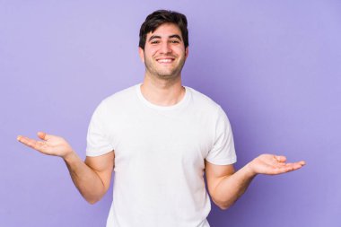 Mor arka planda izole edilmiş genç bir adam hoş bir ifade sergiliyor..