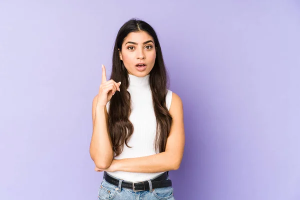 Mulher Indiana Jovem Isolado Fundo Roxo Ter Alguma Grande Ideia — Fotografia de Stock