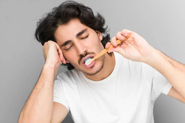 Jeune Homme Caucasien Nettoyant Ses Dents Avec Une Brosse Dents — Photo