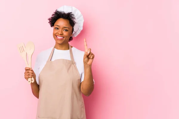 Jovem Africano Americano Cozinheiro Mulher Mostrando Número Com Dedo — Fotografia de Stock