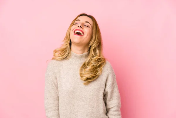 Młoda Blondynka Słodkie Kobieta Noszenie Sweter Odizolowany Relaksujący Szczęśliwy Śmiech — Zdjęcie stockowe