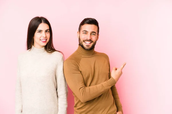 Giovane Coppia Caucasica Isolato Sorridente Indicando Parte Mostrando Qualcosa Spazio — Foto Stock