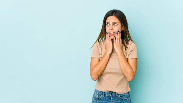 Jonge Vrouw Geïsoleerd Blauwe Achtergrond Bang Bang — Stockfoto