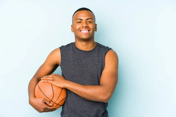 Joven Colombiano Jugando Baloncesto Aislado Riendo Divirtiéndose — Foto de Stock