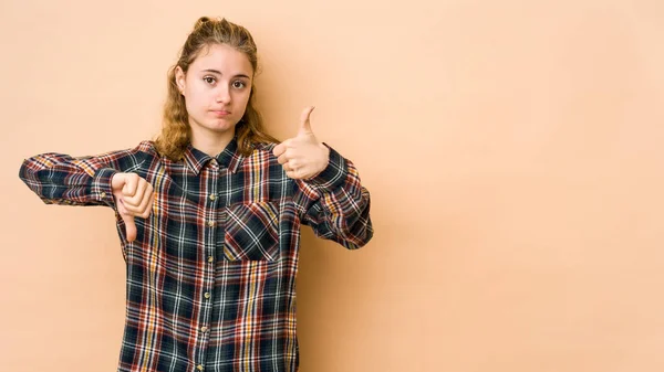 Giovane Donna Caucasica Isolato Sfondo Beige Mostrando Pollici Verso Alto — Foto Stock