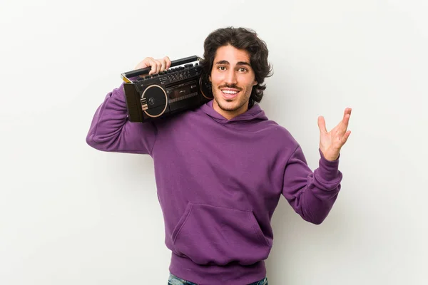 Mladý Městský Muž Drží Guetto Blaster Obdrží Příjemné Překvapení Vzrušení — Stock fotografie