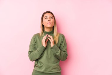 Kafkasyalı genç bir kadın, münferit bir plan yapıyor, bir fikir kuruyor..