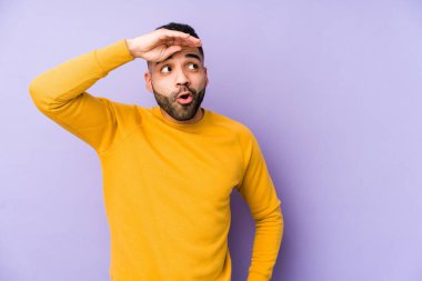 Genç, melez Arap bir adam. Uzaklara bakıyor. Alnına bakıyor..