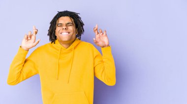 Genç Afrikalı Amerikalı Rasta adam şans diliyor.