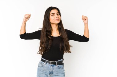 Mor arka planda izole edilmiş genç Hintli kadın güçlü bir hareket gösteriyor, kollarıyla, kadınsı gücün sembolü.