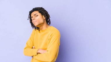 Rasta saç stili giyen genç siyah adam şüpheli, kararsız, seni muayene ediyor..