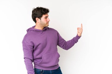 Beyaz arka planda soyutlanmış genç bir adam seni işaret ediyor. Sanki davet ediliyormuş gibi..