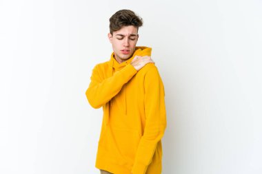 Beyaz arka planda izole edilmiş, omuz ağrısı olan genç beyaz bir adam..