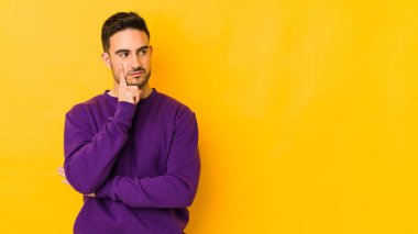 Kafkasyalı genç bir adam sarı fırında izole edilmiş, bir strateji planlıyor, bir iş yolu düşünüyor..