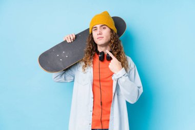 Kafkasyalı genç kaykaycı kendini izole edip seni işaret ediyor sanki davet ediyormuş gibi..