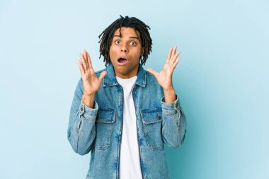 Kot ceket giyen genç siyah adam şaşırdı ve şok oldu..