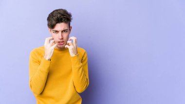 Mor arka planda izole edilmiş genç beyaz adam gergin ellerle çığlık atıyor..