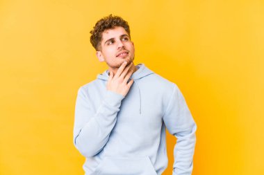  Düşünüyorum, bir strateji planlıyorum, bir işin nasıl olacağını düşünüyorum..