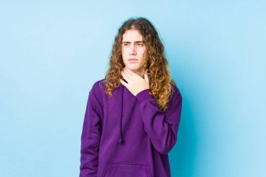 Uzun saçlı yalnız poz veren adam virüs ya da enfeksiyon yüzünden boğazında ağrı hissediyor..