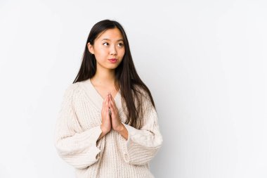 Genç Çinli bir kadın, bir plan hazırlıyor..