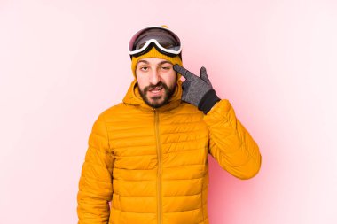 Genç kayakçı, işaret parmağıyla bir hayal kırıklığı gösteriyor..