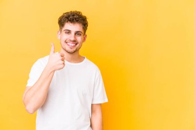  Gülümseyen ve baş parmağını kaldıran