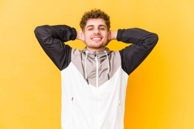  Ellerin başının arkasında, kendinden emin hissediyorsun..