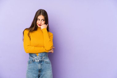 Mor arka planda soyutlanmış beyaz bir kadın üzgün ve dalgın bir şekilde fotokopi odasına bakıyor..