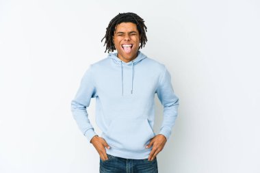 Genç Afro-Amerikan Rasta adamı komik ve dost canlısı bir dil uzatıyor..