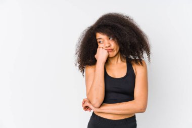 Üzgün ve dalgın hisseden genç Afro-Amerikan spor kadını, fotokopi alanına bakıyor..