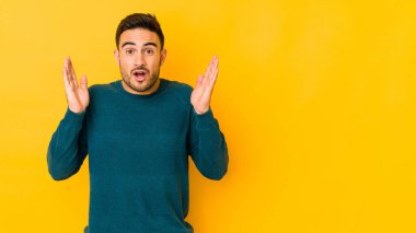 Kafkasyalı genç adam sarı fırında izole edilmiş. Bir fikri, ilham verici bir konsepti var..