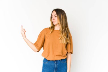 Beyaz arka planda izole edilmiş genç beyaz kadın sanki seni davet ediyormuş gibi seni işaret ediyor..