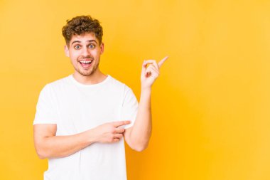  Gülümseyerek işaret ediyor işaret parmağıyla..