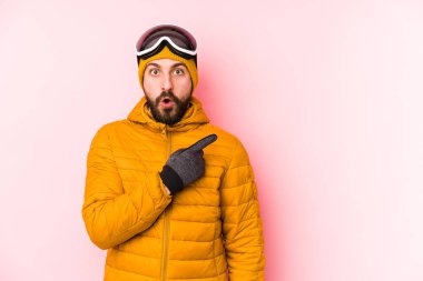 Genç kayakçı yan tarafı göstererek izole edilmiş.