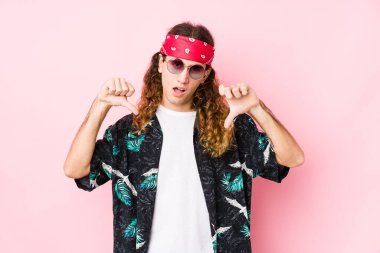 Genç, beyaz, izole edilmiş, baş parmağını aşağı gösteren ve hoşlanmadığını ifade eden bir adam..