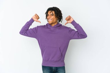 Genç Afrikalı Amerikalı Rasta adam gururlu ve kendinden emin, örnek olarak....