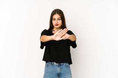 Beyaz arka planda izole edilmiş genç beyaz bir kadın elini uzatmış, dur işareti göstererek seni engelliyor..