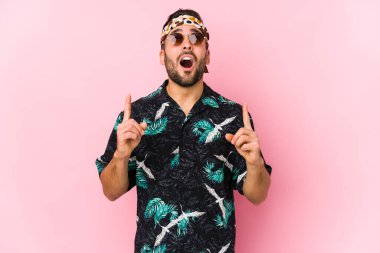 Genç hippi, ağzı açık, üst tarafı işaret ederek izole edilmiş..